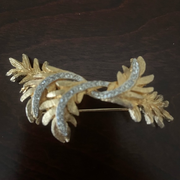 Vintage goldtone and rhinestone brooch - Picture 6 of 6